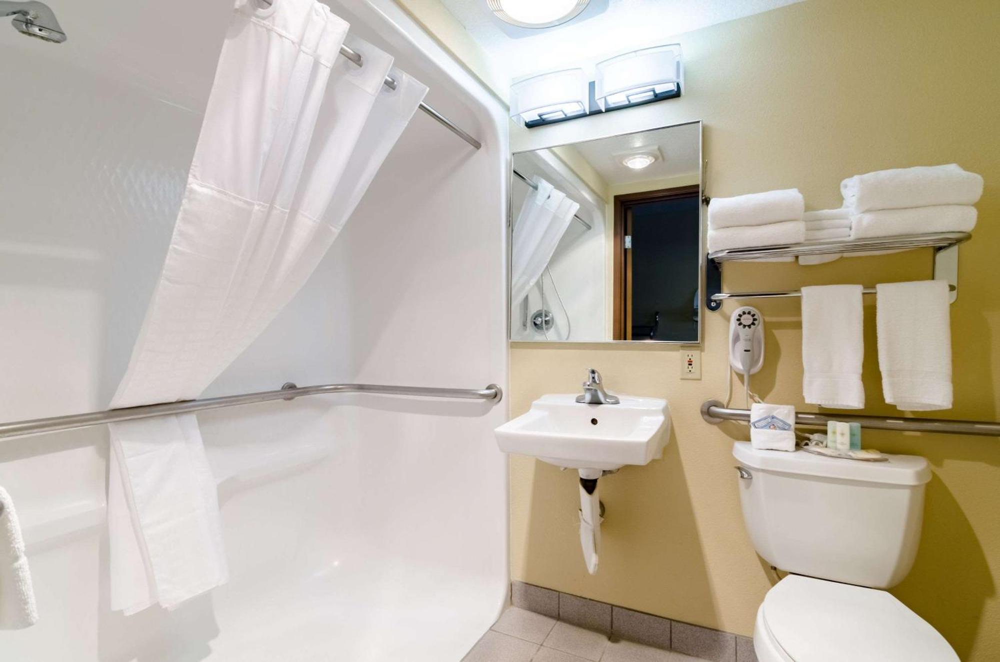 קולבי Comfort Inn מראה חיצוני תמונה